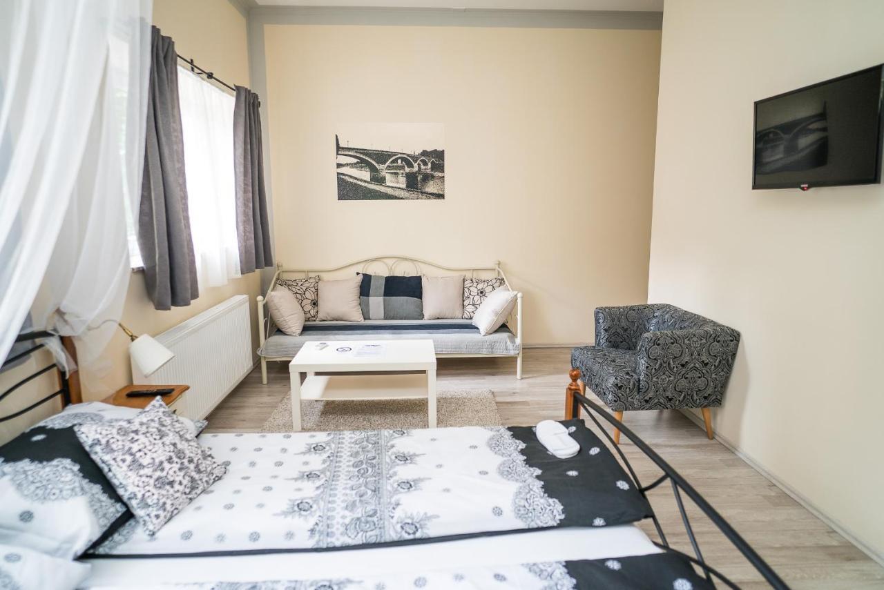 Boutique Hostel Kings N' Queens Загреб Экстерьер фото