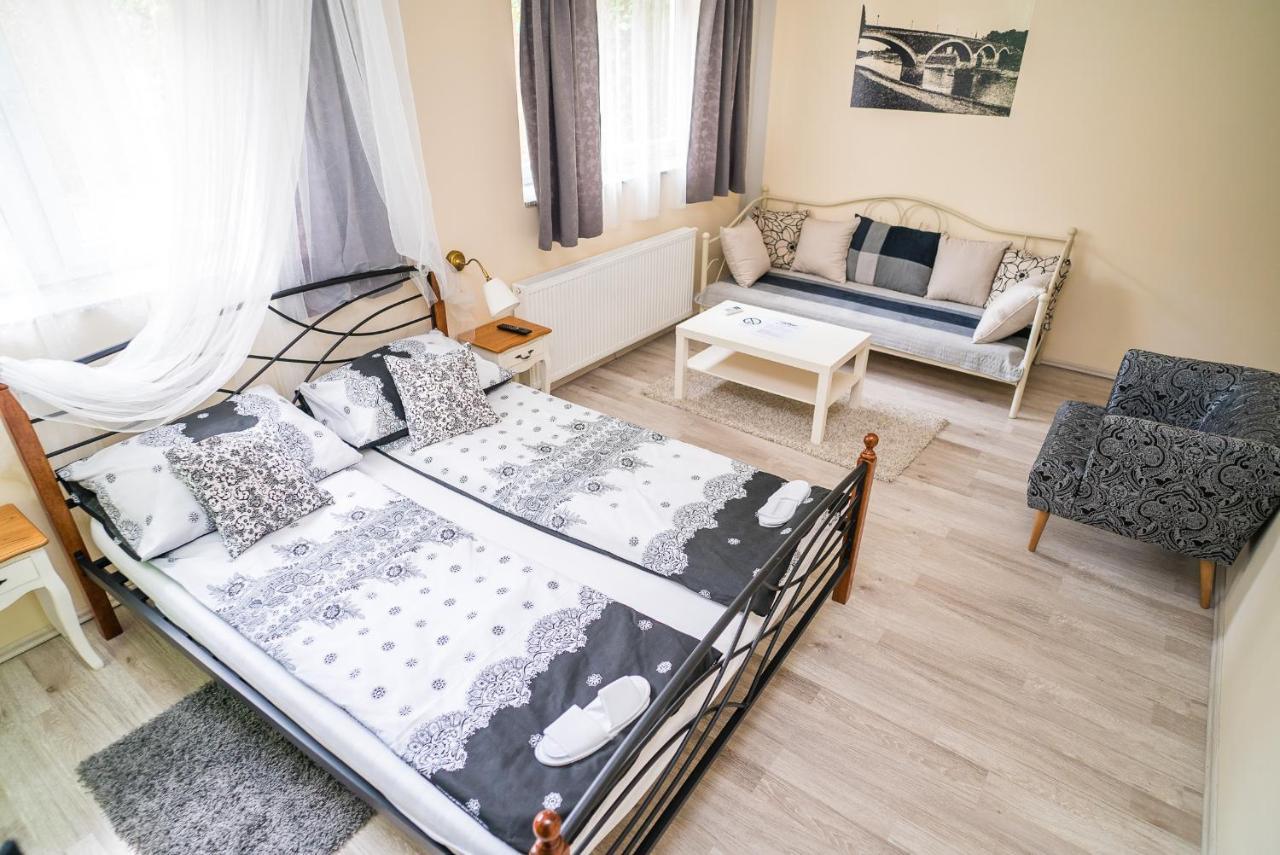 Boutique Hostel Kings N' Queens Загреб Экстерьер фото