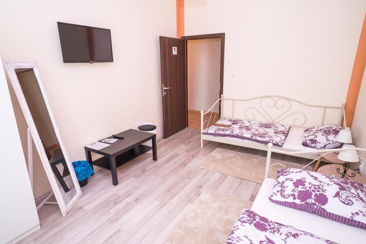 Boutique Hostel Kings N' Queens Загреб Экстерьер фото