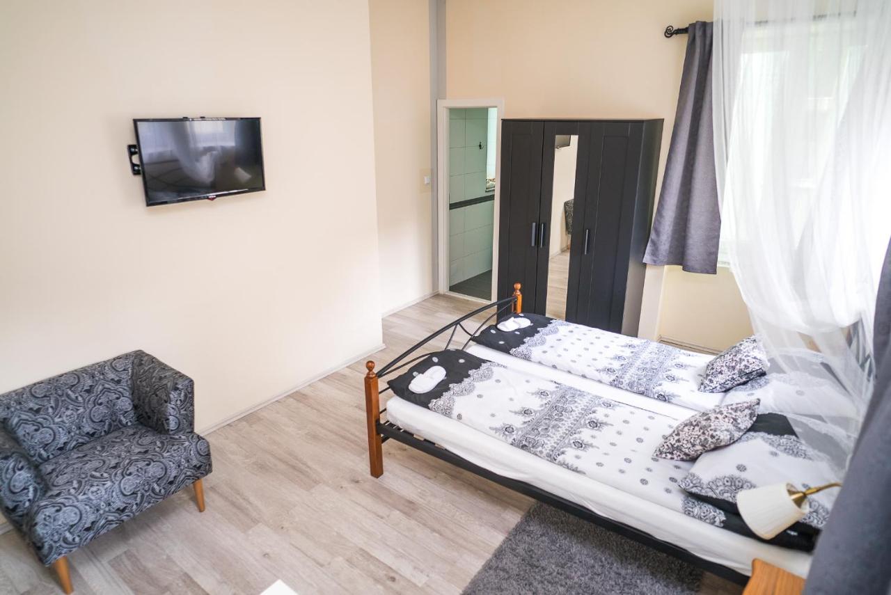 Boutique Hostel Kings N' Queens Загреб Экстерьер фото