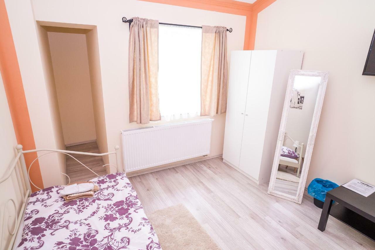 Boutique Hostel Kings N' Queens Загреб Экстерьер фото
